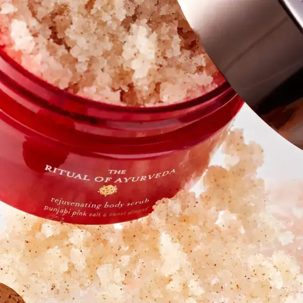 Scrub de corp Rituals The Ritual of Ayurveda 300g