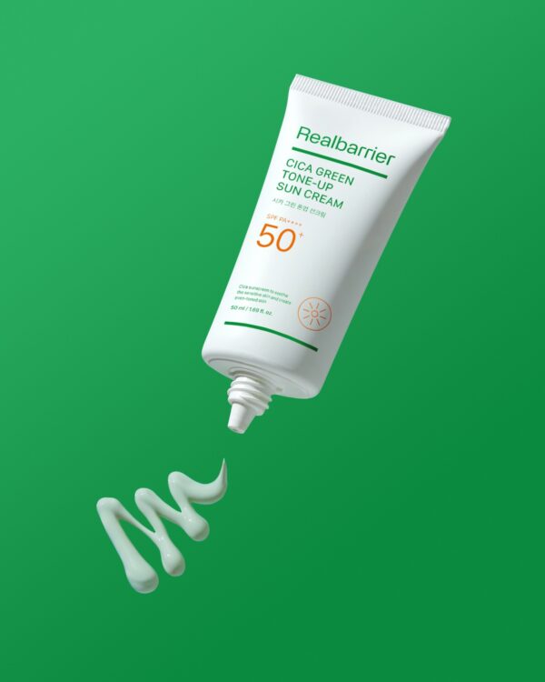 Crema cu protectie solara pentru piele sensibila SPF50+ PA++++ Real Barrier Cica Green Tone-up 50ml
