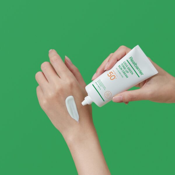 Crema cu protectie solara pentru piele sensibila SPF50+ PA++++ Real Barrier Cica Green Tone-up 50ml