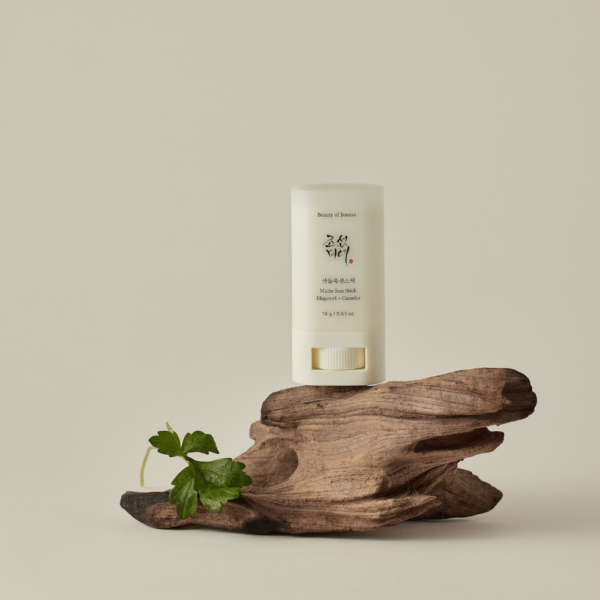 Stick mat pentru fata cu protectie solara SPF50+ Beauty Of Joseon Mugwort + Camelia 18g