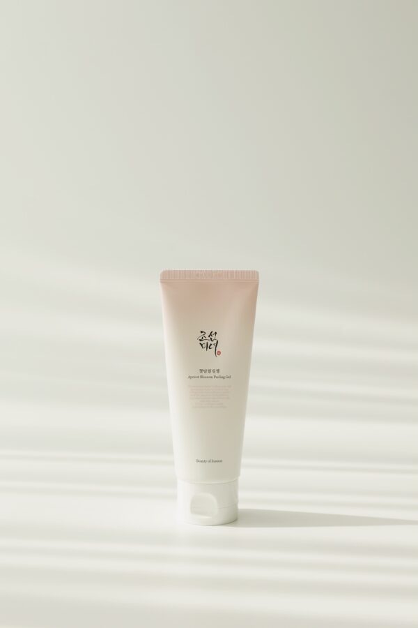 Gel exfoliant Apricot Blossom de la Beauty of Joseon, într-un tub crem