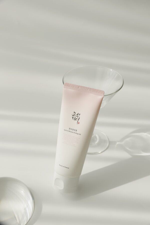 Tub de gel exfoliant Beauty of Joseon, Apricot Blossom Peeling Gel, pe fundal alb minimalist